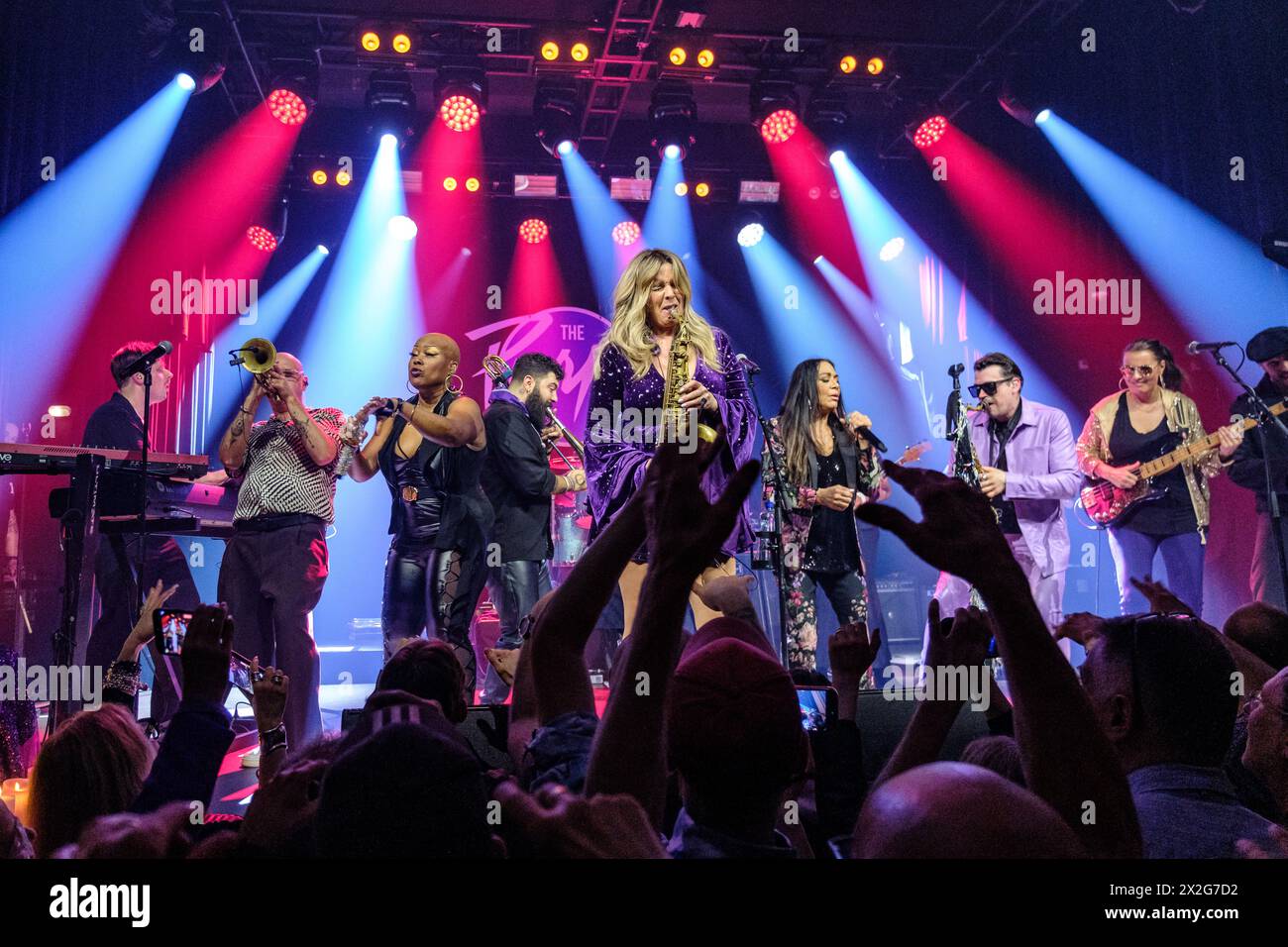 Berne, Suisse. 19 mars 2024. Le groupe hommage The Purple Jam donne un concert live à Bierhübeli à Berne. Le groupe est composé d’anciens membres du groupe Prince et rend hommage à l’héritage musical de Prince. Ici, la saxophoniste néerlandaise Candy Dulfer est vue en direct sur scène avec le reste du groupe. (Crédit photo : Gonzales photo - Tilman Jentzsch). Banque D'Images