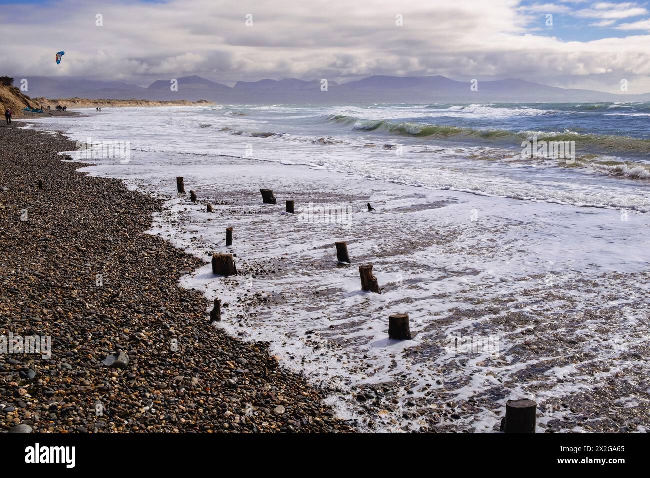 Paysage marin sur la plage de Newborough à marée haute regardant vers les montagnes couvertes de nuages de Snowdonia. Newborough, île d'Anglesey, pays de Galles, Royaume-Uni, Grande-Bretagne Banque D'Images