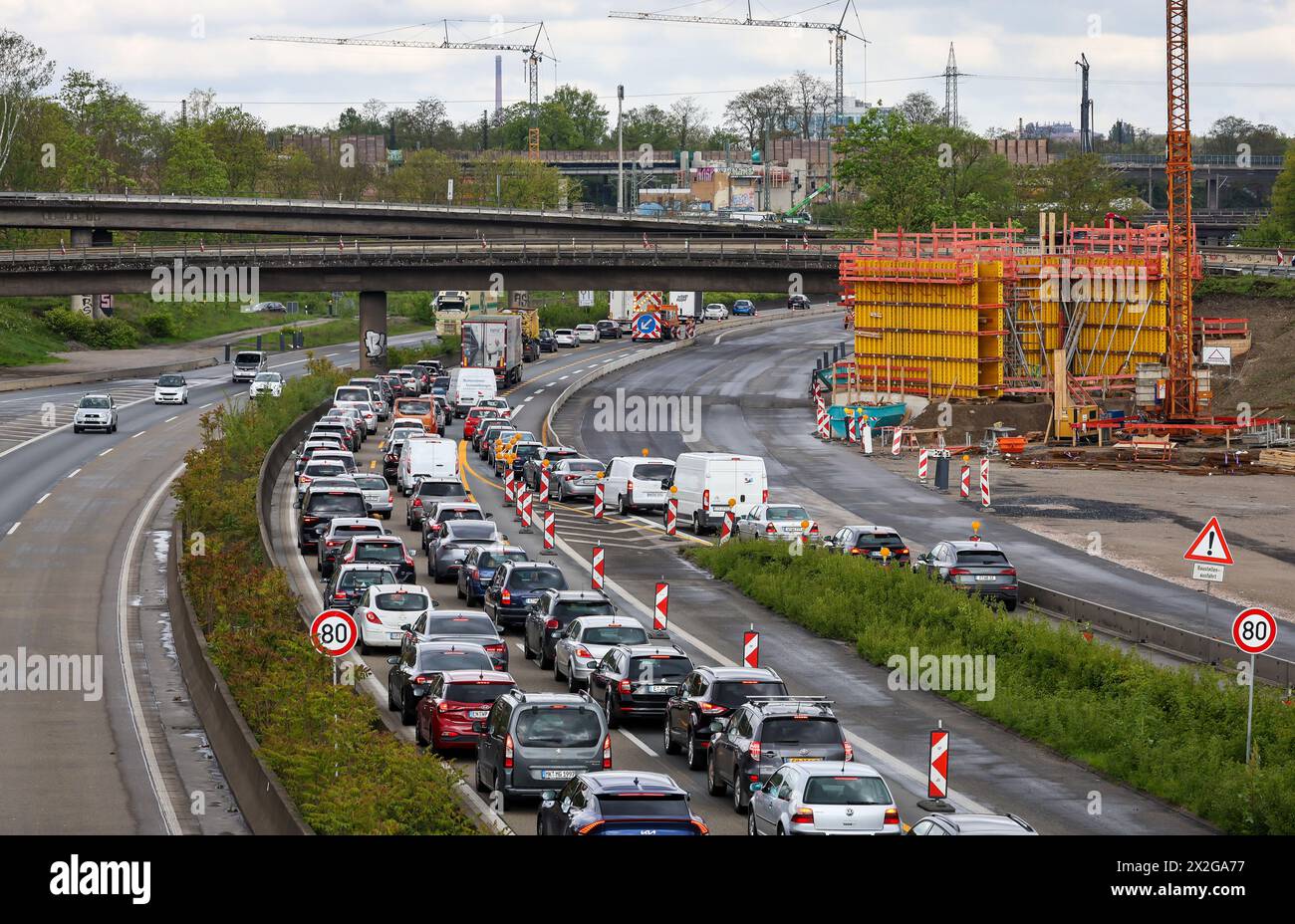 Duisburg, Rhénanie du Nord-Westphalie, Allemagne - embouteillage sur l'autoroute A40 au carrefour de Kaiserberg. La zone animée avec les autoroutes A40 et A3 ha Banque D'Images