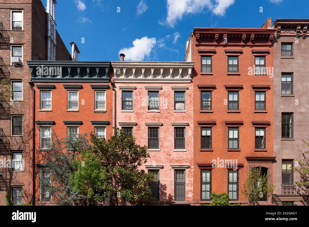 Rangée de maisons de ville avec façades en briques rouges dans le quartier historique de Chelsea. Manhattan, New York Banque D'Images