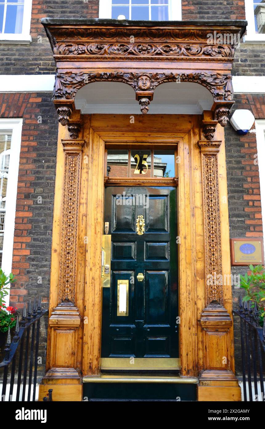 Une porte avec un auvent orné, Queen Anne's Gate, St James, Londres, SW1 Banque D'Images