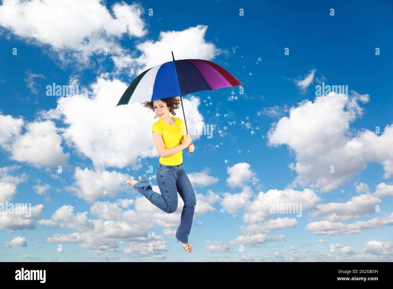 Femme volante avec parapluie arc-en-ciel sur blanc, nuages moelleux dans le ciel bleu avec collage de lune Banque D'Images