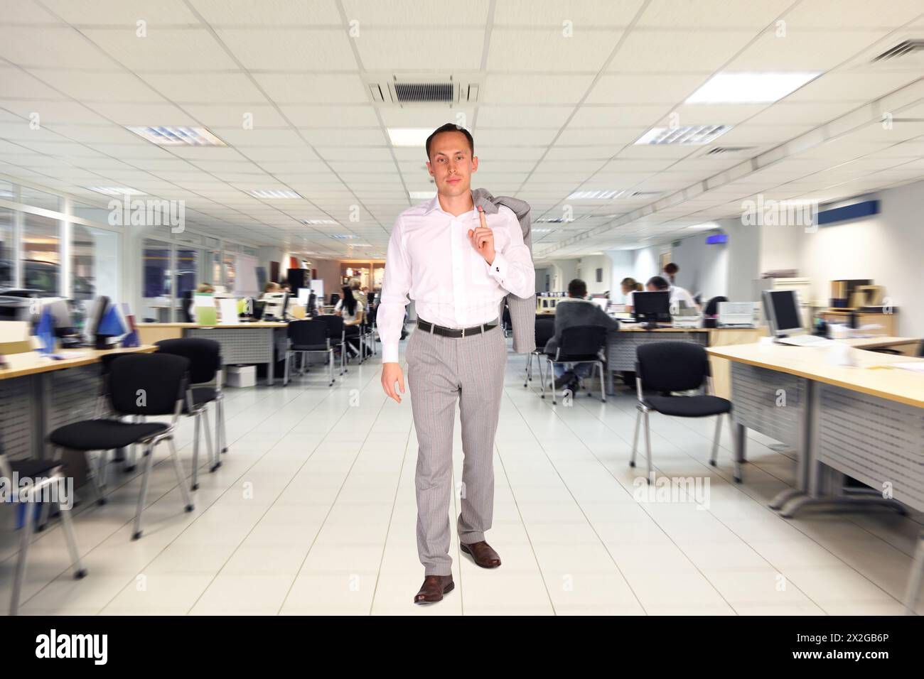 homme d'affaires marche dans le bureau avec plancher blanc et celing, les gens travaillant sur les ordinateurs, collage Banque D'Images