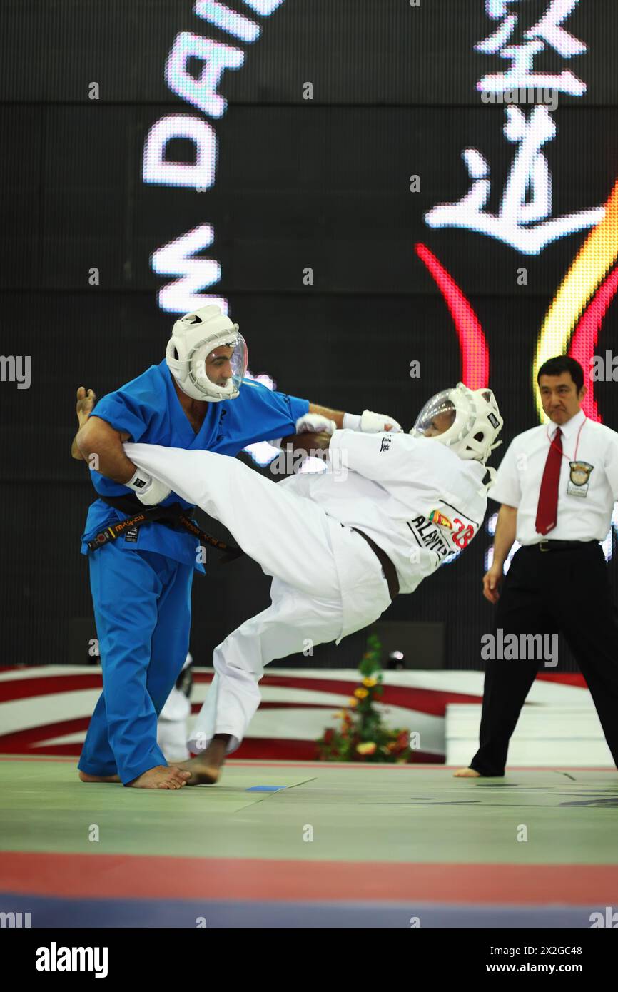 MOSCOU - 19 FÉVRIER : un combattant frappe un autre combattant à la Coupe du monde 2011 KUDO au complexe sportif Olympiysky, le 19 février 2011 à Moscou, en Russie. Fighte Banque D'Images