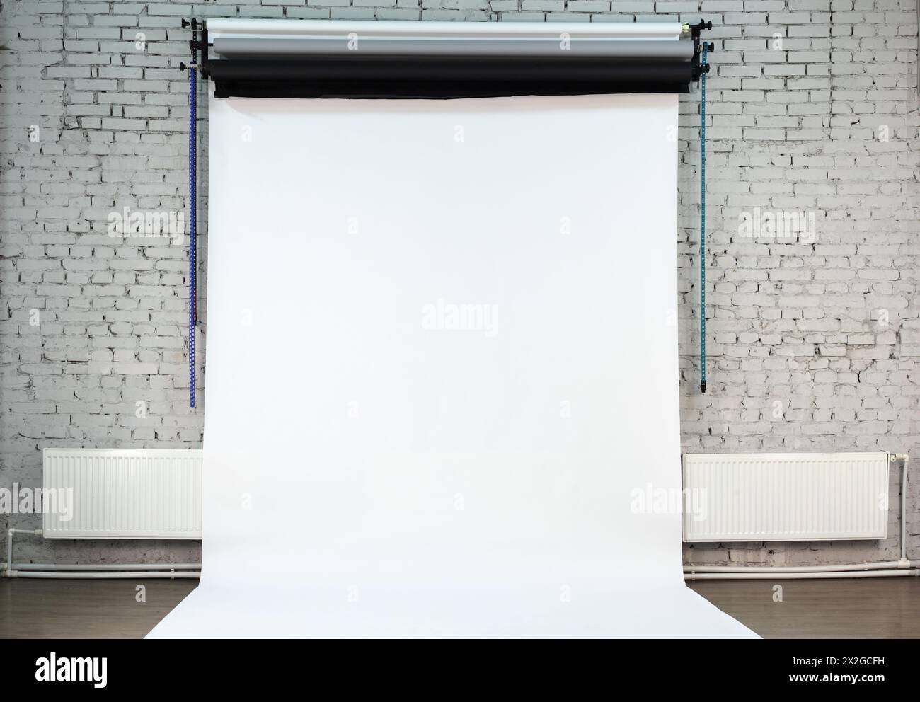 Fond blanc sur le mur de briques blanches à l'intérieur du studio appartenant au photographe Banque D'Images