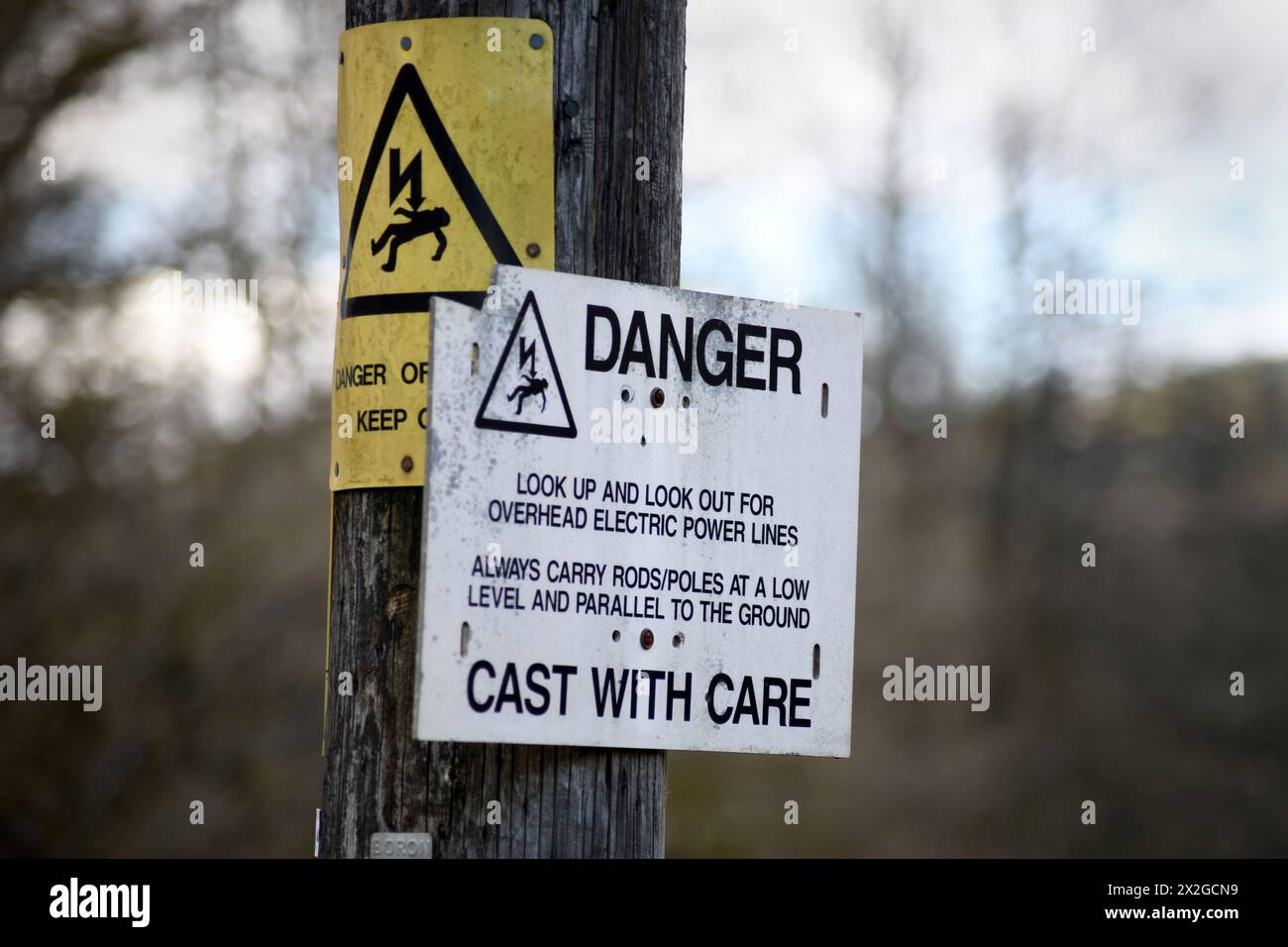 ÉLECTRICITÉ DANGER DE MORT PANNEAU D'AVERTISSEMENT SUR LE POTEAU RE PÊCHEURS ENFANTS AVERTISSEMENTS CANNES À PÊCHE COULER AVEC ATTENTION PANNEAUX ETC UK Banque D'Images