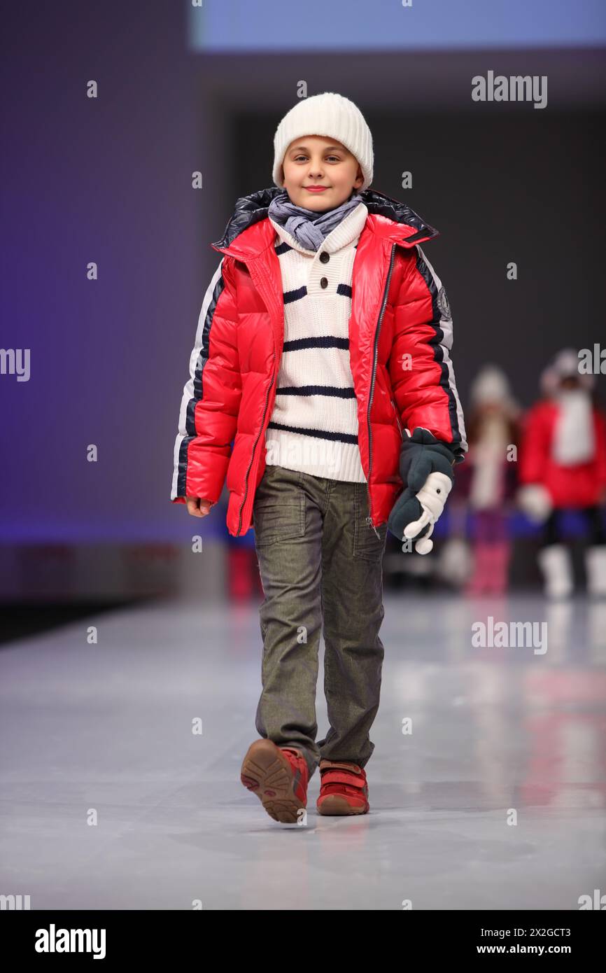 modèle enfant porter des modes et marcher la passerelle Banque D'Images