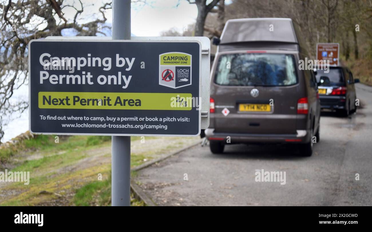 CAMPING PAR PERMIS SEULEMENT SIGNE AVEC CAMPING-CARS À LOCH VENACHAR DANS LE LOCH LOMOND ET LE PARC NATIONAL TROSSACHS SCOTLAND UK Banque D'Images