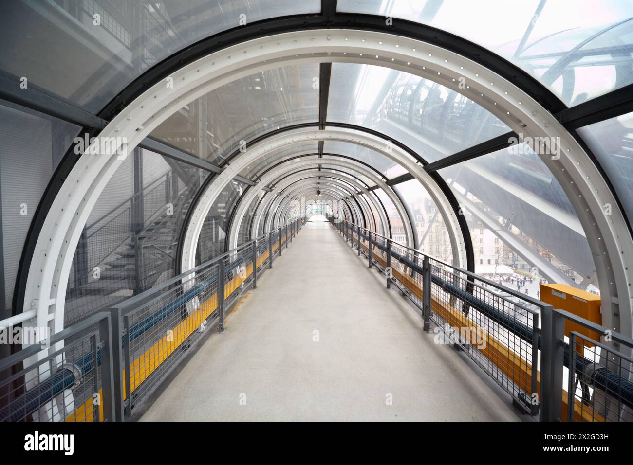 Sentier piétonnier couvert au Centre Pompidou. Banque D'Images
