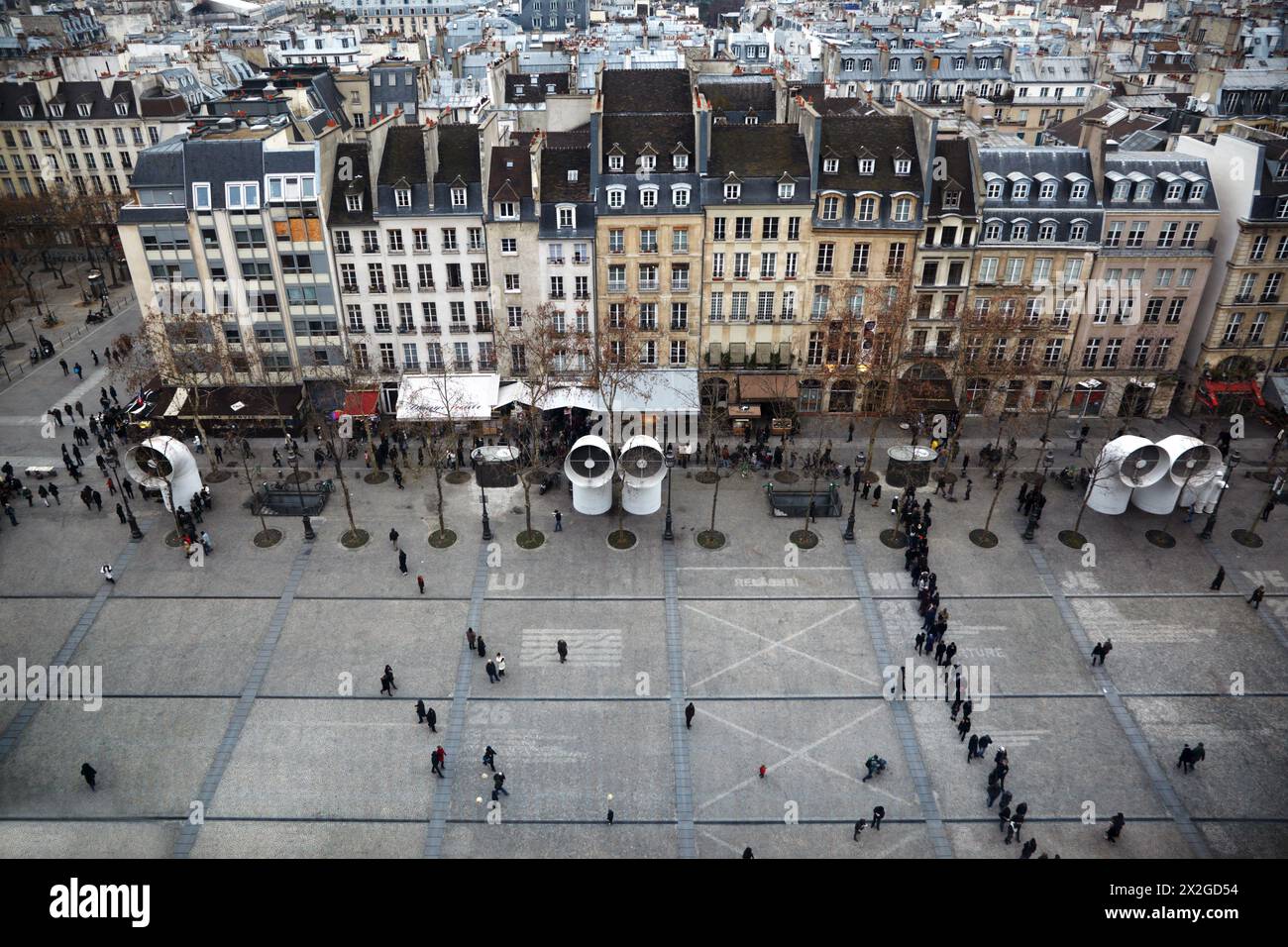 Vue sur la place Georges Pompidou depuis le centre Georges Pompidou. Banque D'Images