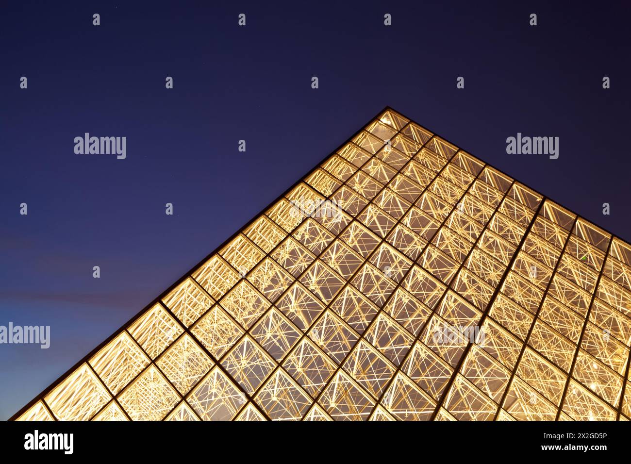 PARIS - 1er JANVIER : gros plan de la pyramide illuminée du Louvre sur fond de ciel nocturne, 1er janvier 2010, Paris, France. Construction pyramidale Banque D'Images