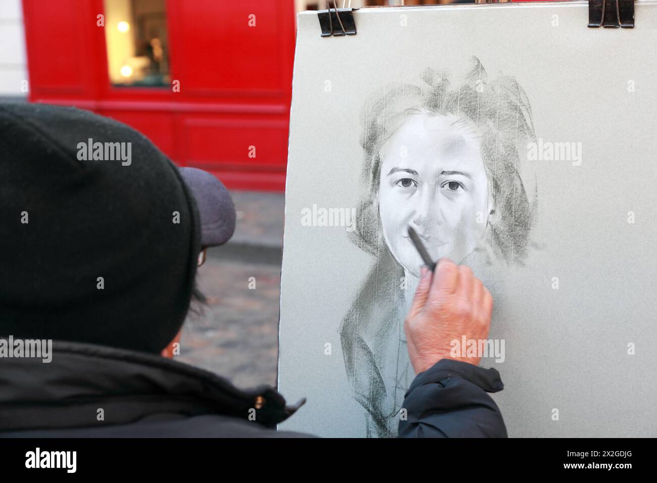 PARIS - 3 JANVIER : L'artiste peint un portrait monochrome de femme sur Montmartre le 3 janvier 2010 à Paris, France. La colline de Montmartre est le poi le plus élevé Banque D'Images