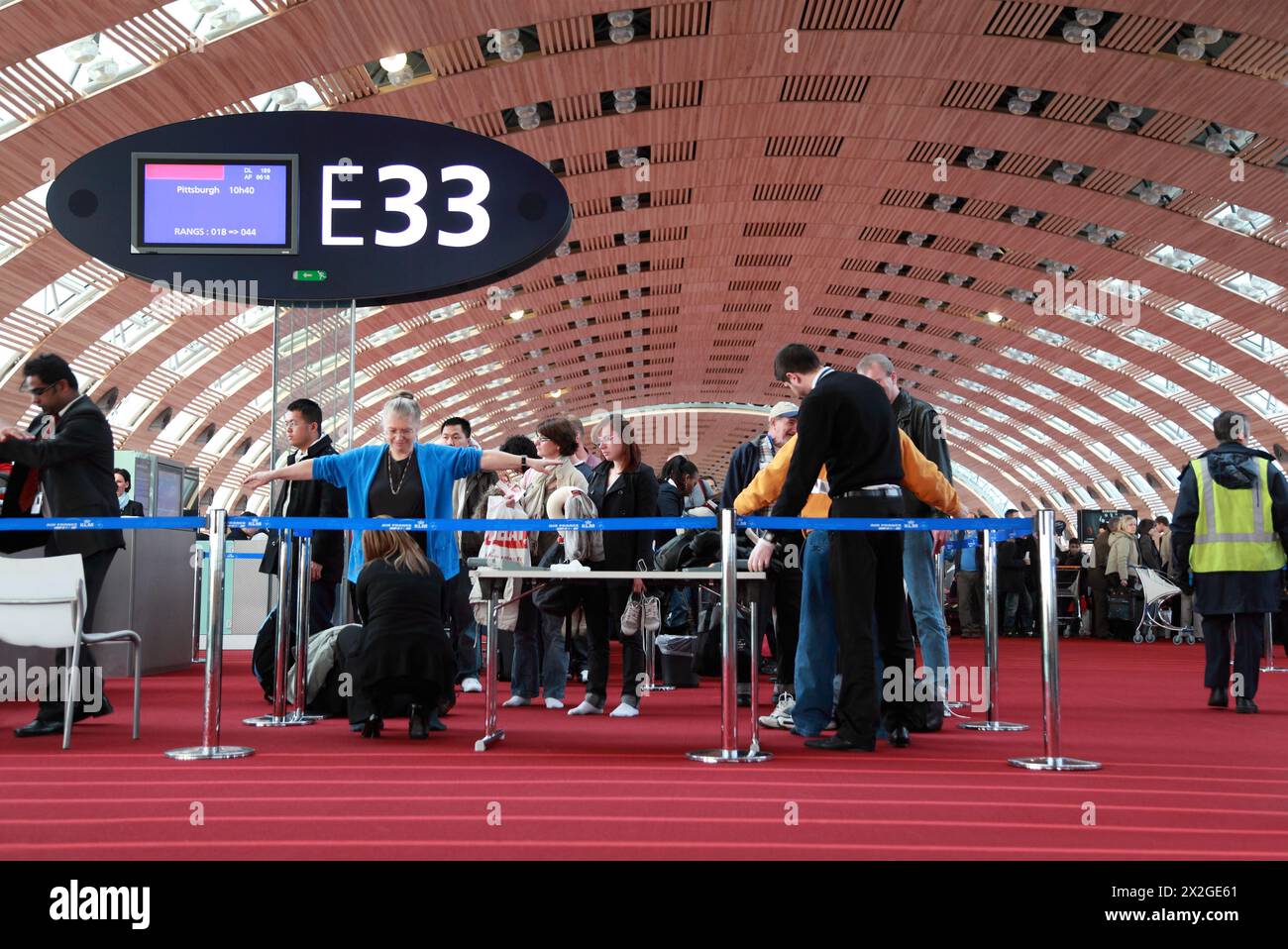 PARIS - 5 JANVIER : contrôle des passagers à l'aéroport le 5 janvier 2010 à Paris. Les scanners à rayons X pour le contrôle des passagers dans les aéroports ne sont pas Three Banque D'Images