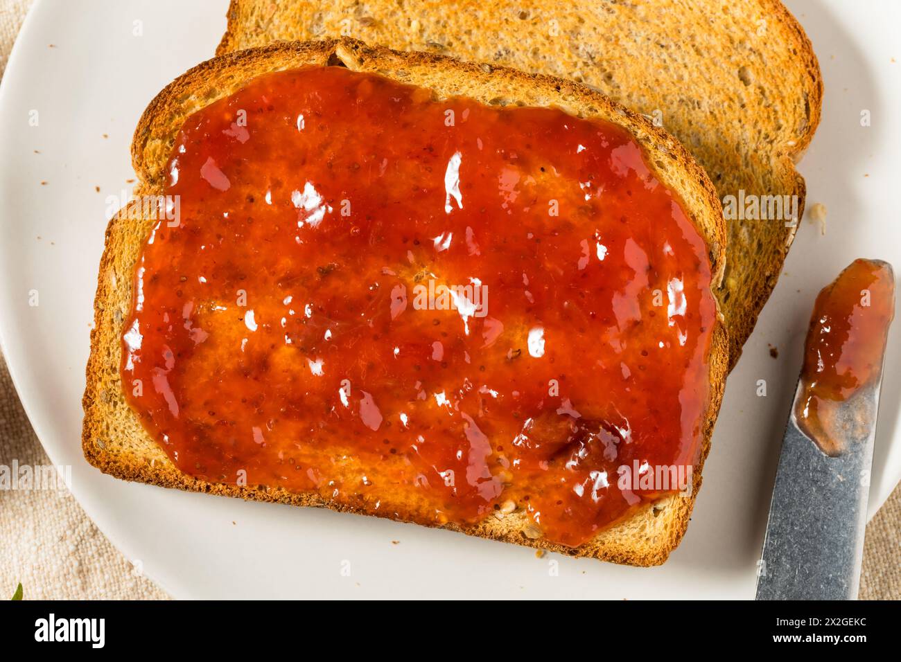 Confiture de fraises saine sur pain grillé pour le petit déjeuner Banque D'Images