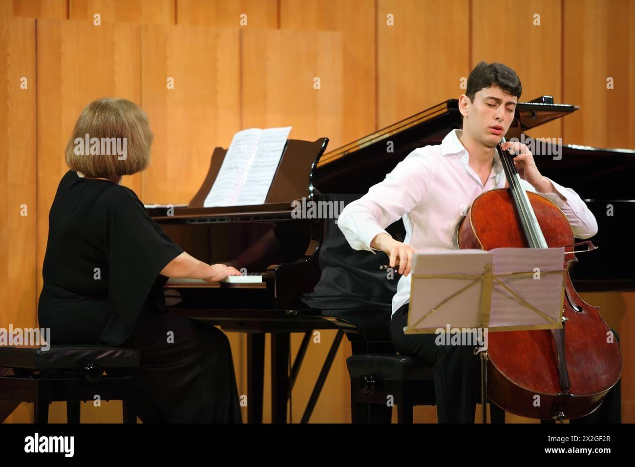 MOSCOU - 14 JANVIER : Narek Hakhnazaryan joue Antonio Stradivari violoncelle, Gayane Hakhnazaryan joue du piano dans la salle d'orgue du Musée de la musique de la culture Banque D'Images
