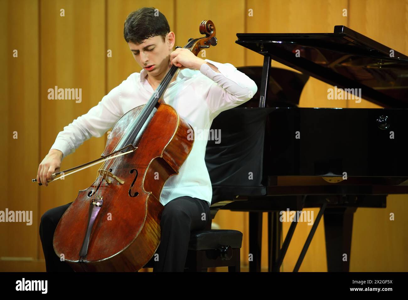 MOSCOU - 14 JANVIER : Narek Hakhnazaryan joue le violoncelle Antonio Stradivari dans la salle d'orgue du Musée de la musique de la culture nommé Glinka le 14 janvier 2011 Banque D'Images