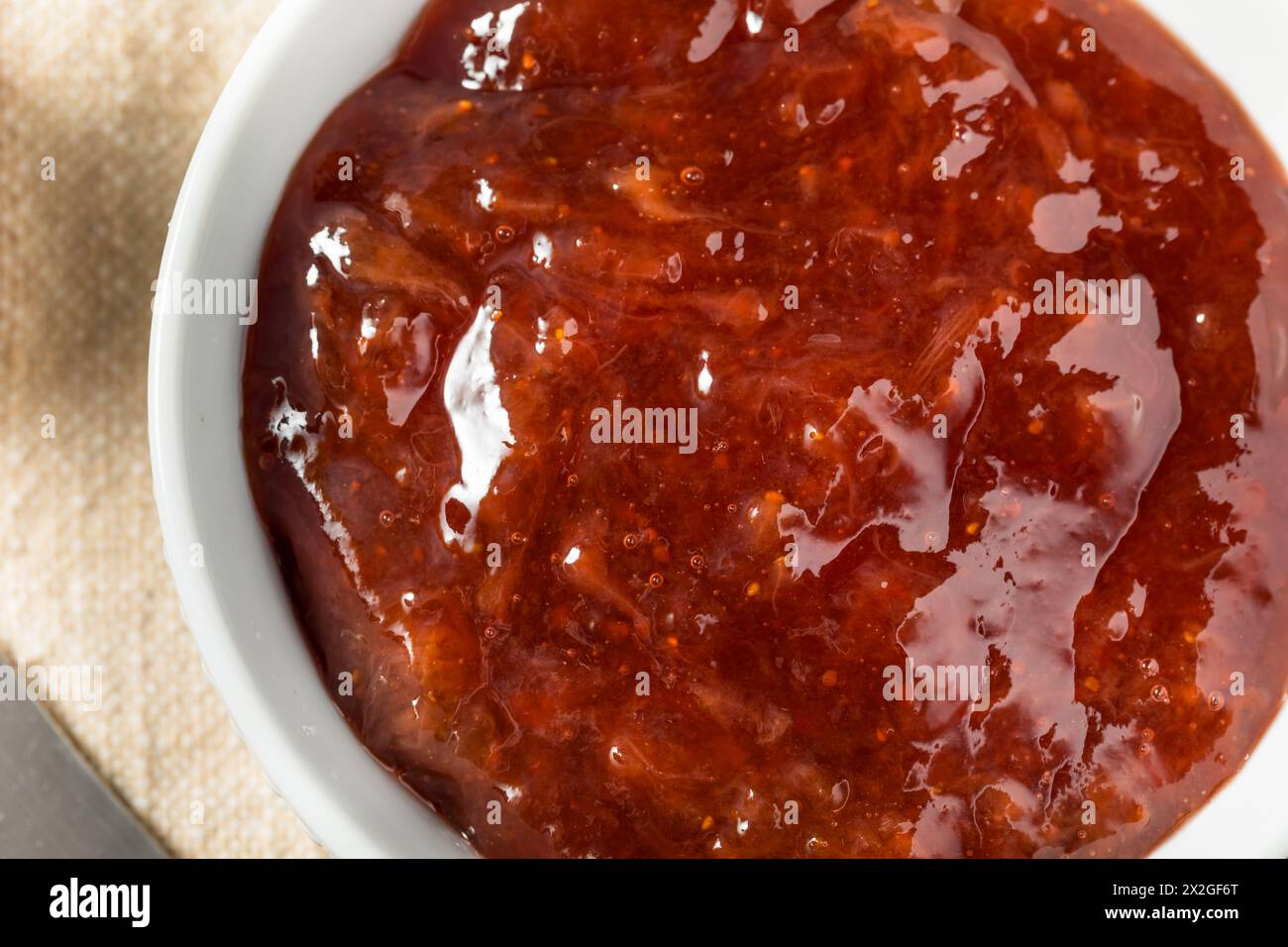 Gelée biologique de confiture de fraise rouge crue pour toast Banque D'Images