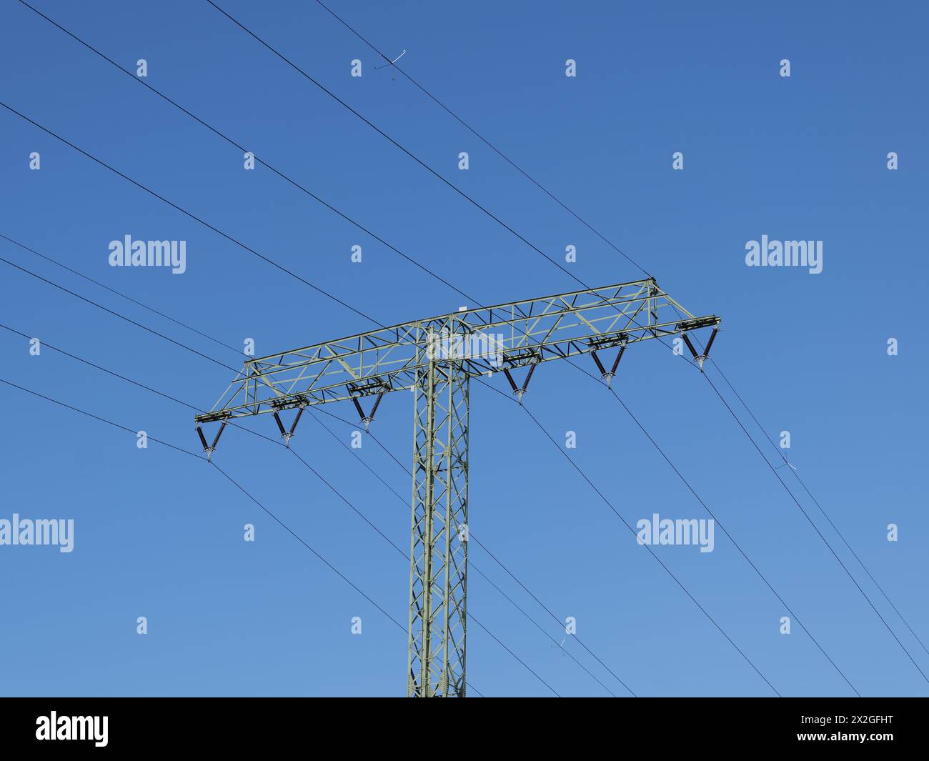 Ligne électrique à haute tension dans le quartier de Prora. En période de changement climatique, cela donne un motif photo technique intéressant. Banque D'Images