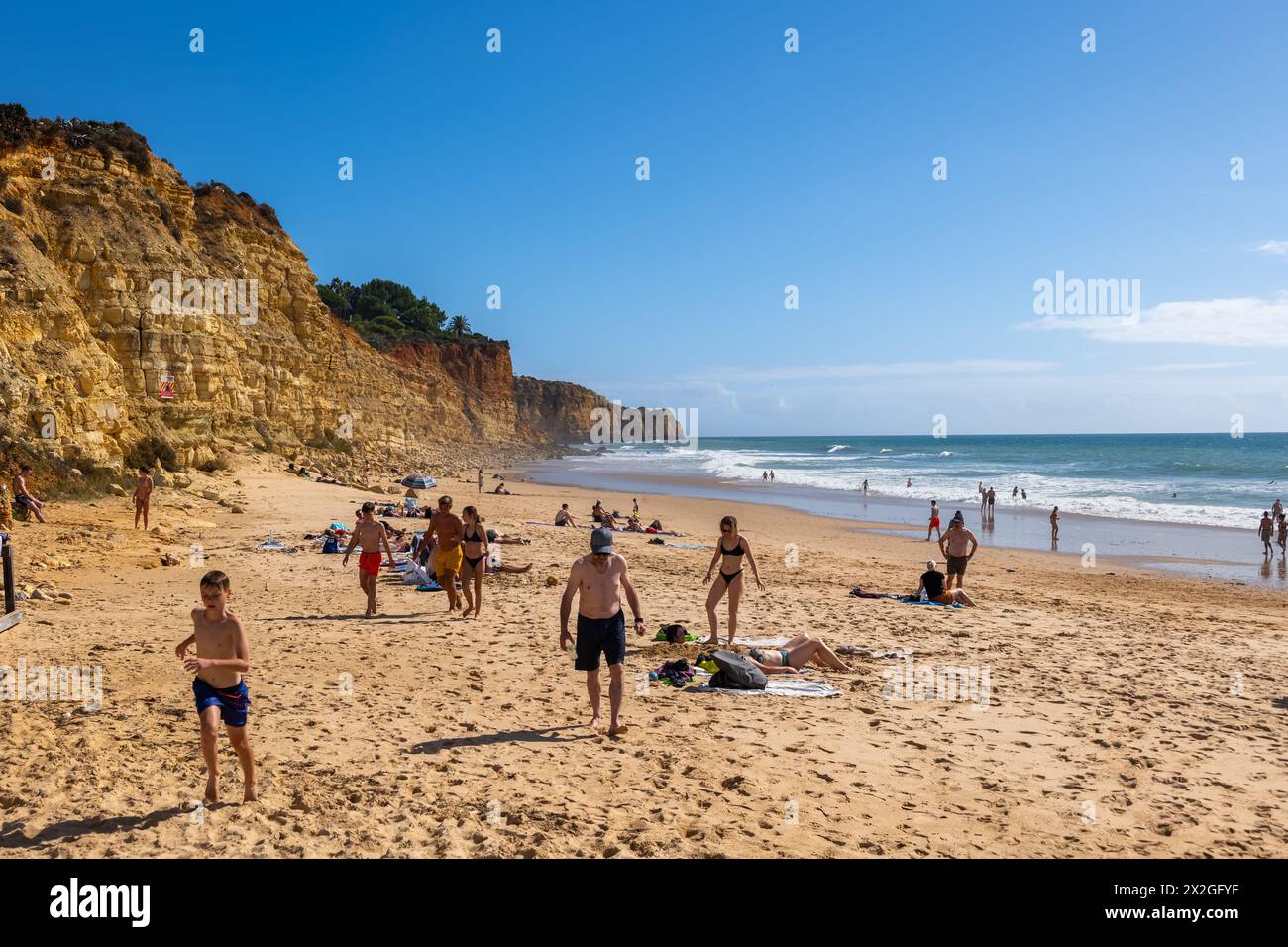 Lagos, Algarve, Portugal - 18 octobre 2023 - les gens se détendent à la plage de sable de Praia de Porto de MOS, au bord de l'océan Atlantique. Banque D'Images