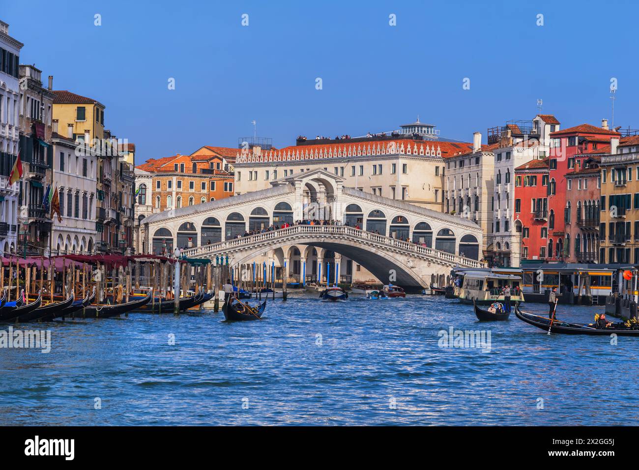 Venise, Italie - 19 mars 2024 - Skyline de la ville avec le pont du Rialto sur le Grand canal Banque D'Images