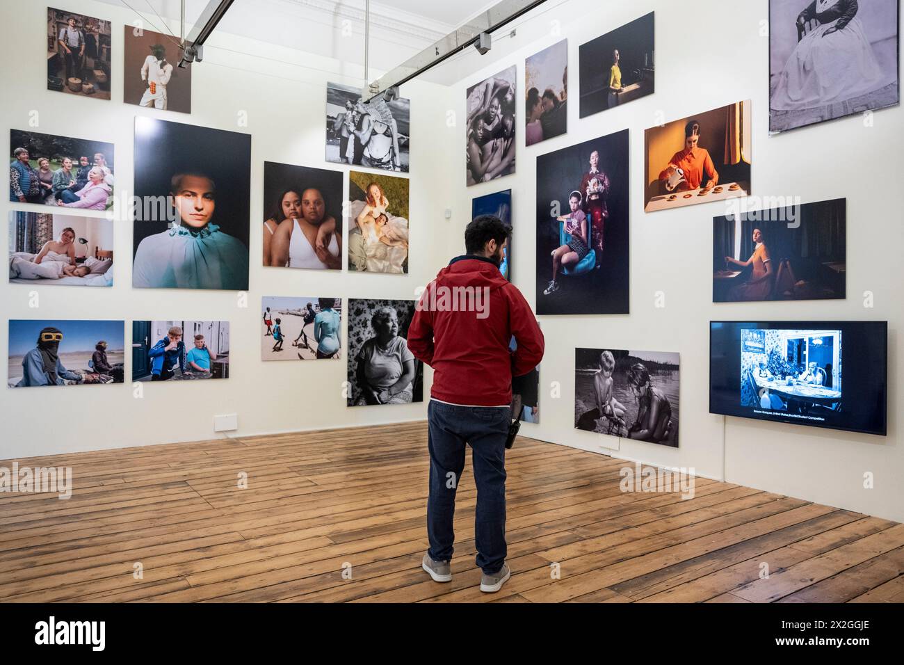 Londres, Royaume-Uni. 22 avril 2024. Vue d'ensemble des œuvres des participants dans la catégorie portrait lors de l'exposition Sony World Photography Awards, qui se tiendra jusqu'au 6 mai, à Somerset House. Maintenant dans sa 17e année, le concours est ouvert aux participants du monde entier dans les catégories professionnel, ouvert, étudiant et jeunesse. Credit : Stephen Chung / Alamy Live News Banque D'Images