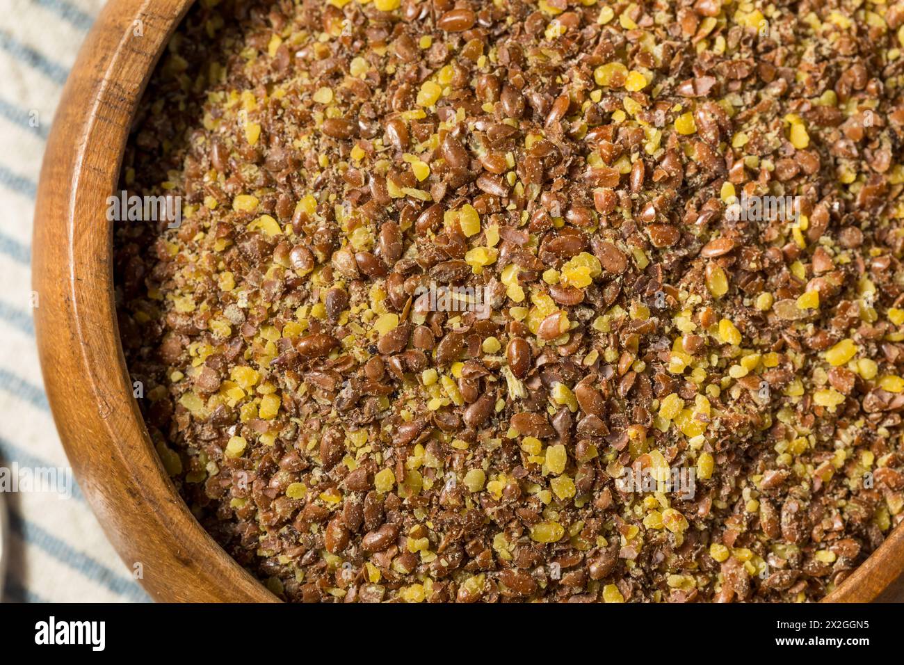 Graines de lin moulues à sec brunes biologiques dans un bol Banque D'Images