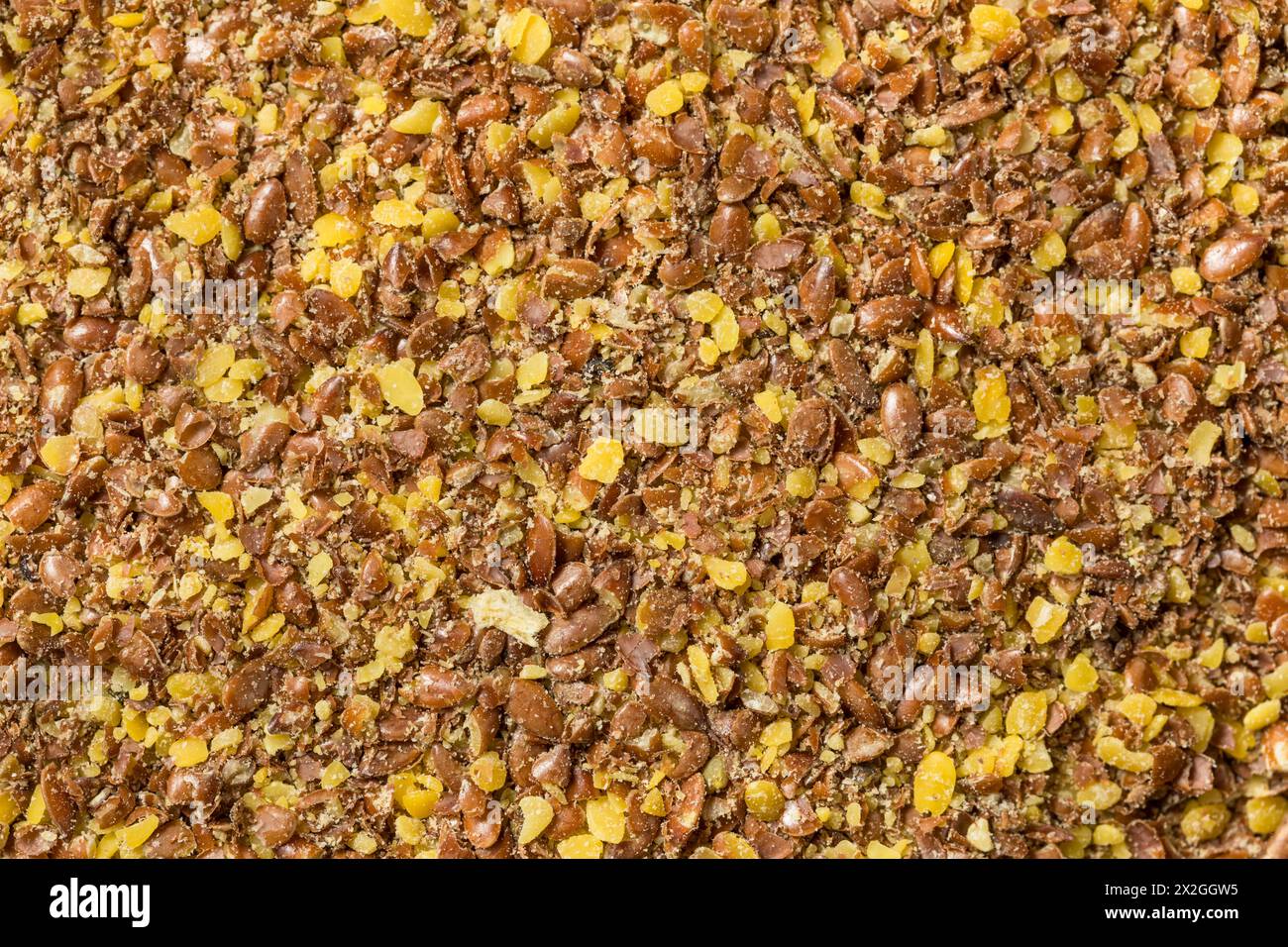 Graines de lin moulues à sec brunes biologiques dans un bol Banque D'Images