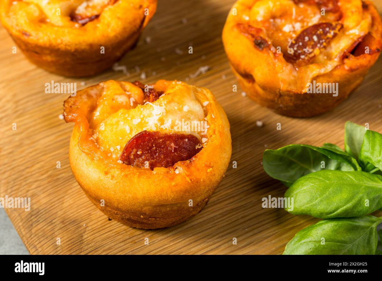 Bouchées maison de muffins italiens à la pizza avec sauce et pepperoni Banque D'Images