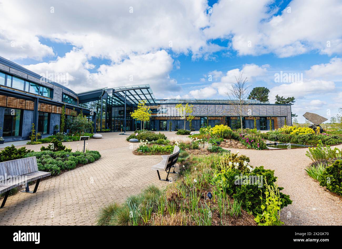 RHS Hilltop et son nom et logo 'The Home of Gardening Science' au RHS Garden, Wisley, Surrey, au sud-est de l'Angleterre au printemps Banque D'Images