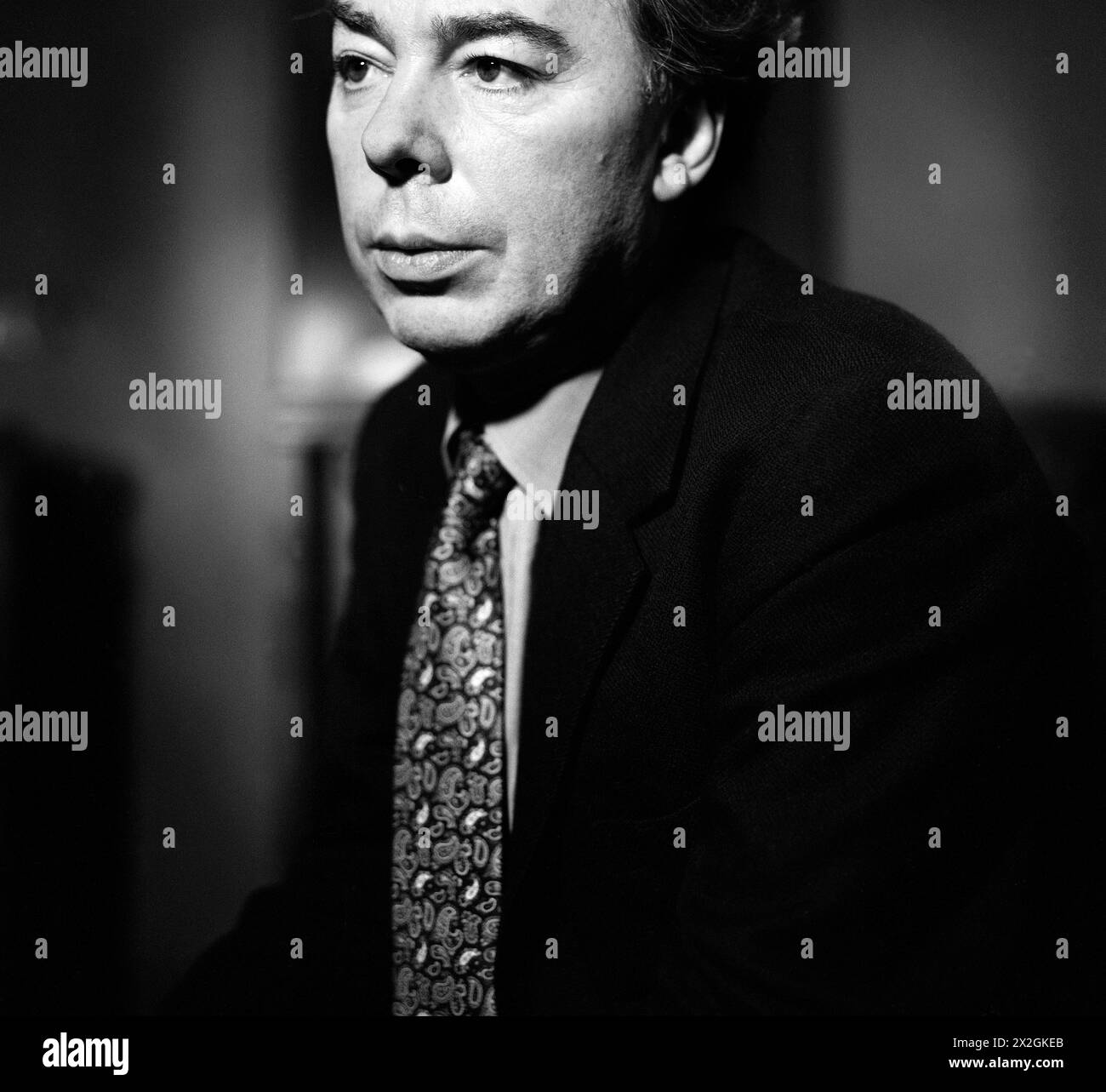 Portrait en noir et blanc d'Andrew Lloyd Webber chez lui à Mayfair, Londres, Royaume-Uni Banque D'Images