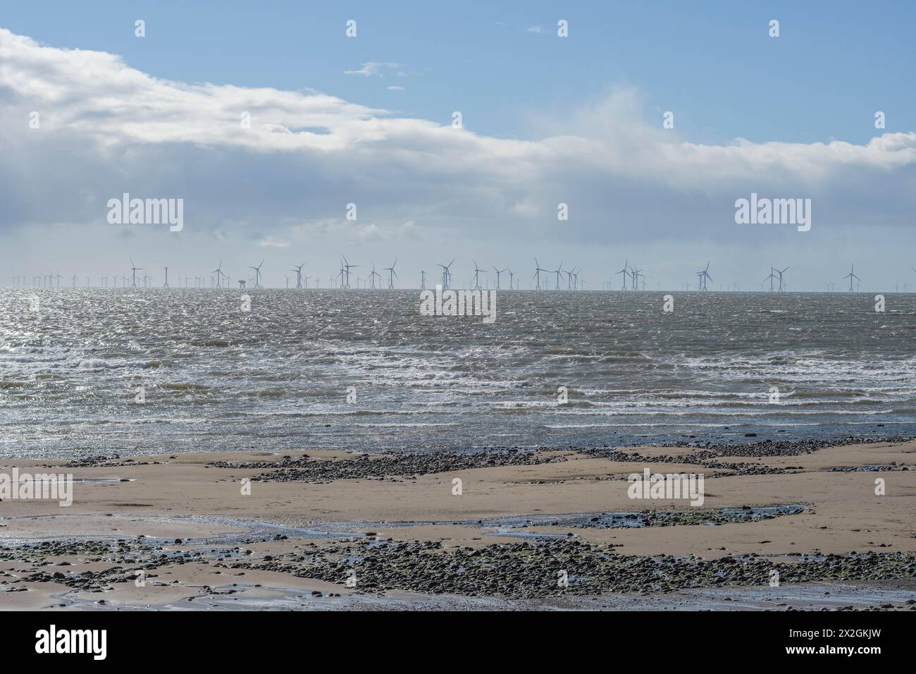 Éoliennes offshore à l'horizon, partie du parc éolien Walney, Barrow-in-Furness, Cumbria Banque D'Images