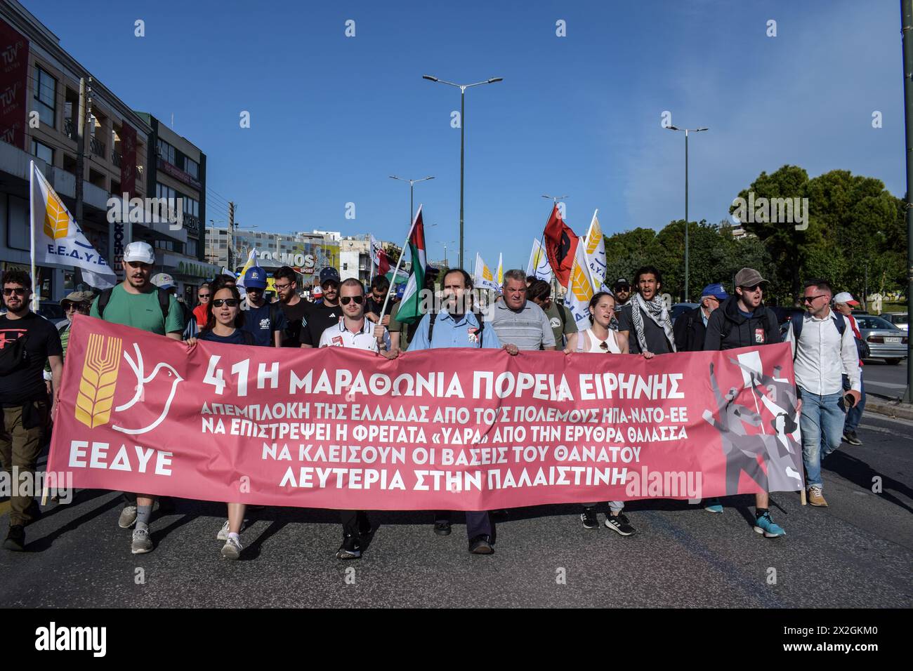 Athènes, Grèce. 21 avril 2024. Les manifestants du marathon de la paix défilent avec une banderole avec des slogans en faveur de la Palestine, ainsi que pour dénoncer l'implication du gouvernement dans la fourniture d'armes pour les conflits en cours. Le premier marathon de la paix a été organisé en avril 1963 par le politicien grec Grigoris Lambrakis pour plaider en faveur de la paix. Crédit : Dimitris Aspiotis/Alamy Live News Banque D'Images