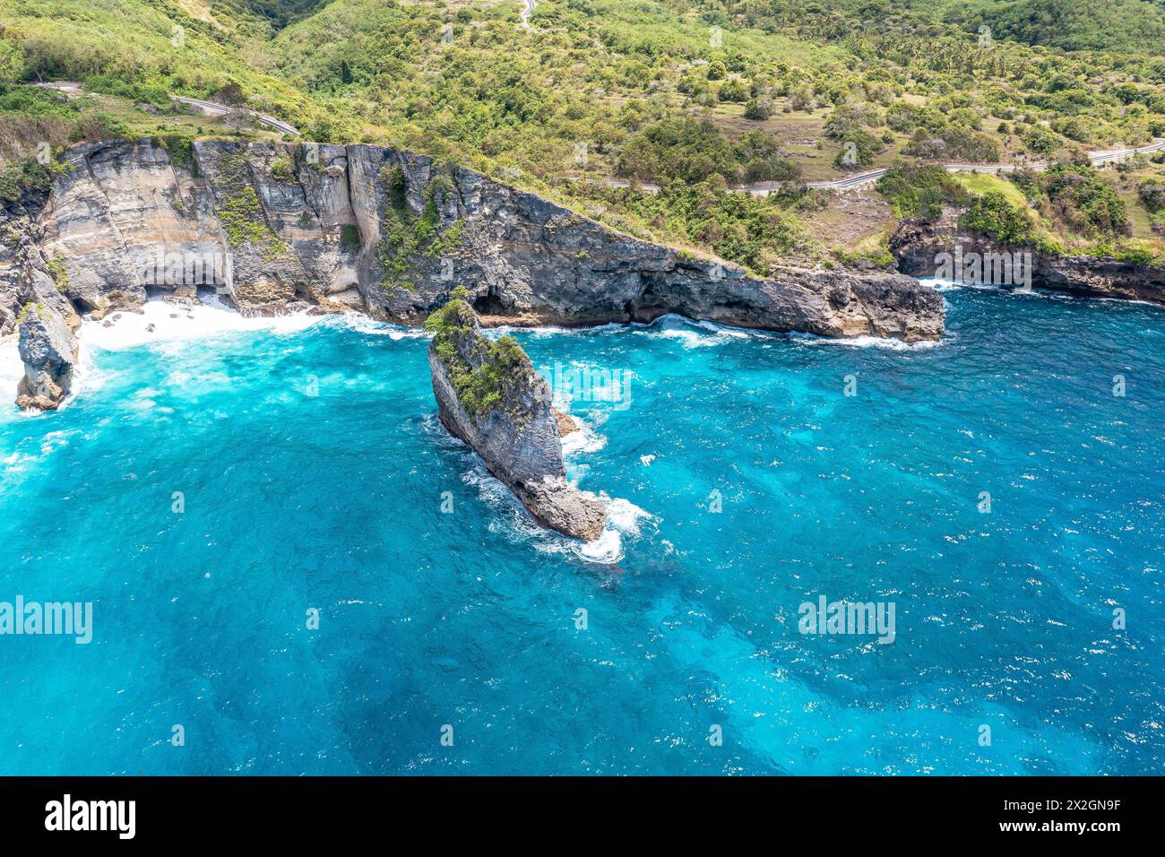 Mer bleue calme propre, mousse blanche près du rivage. Vue drone haute falaise. Bali, Klungkung, Indonésie Banque D'Images