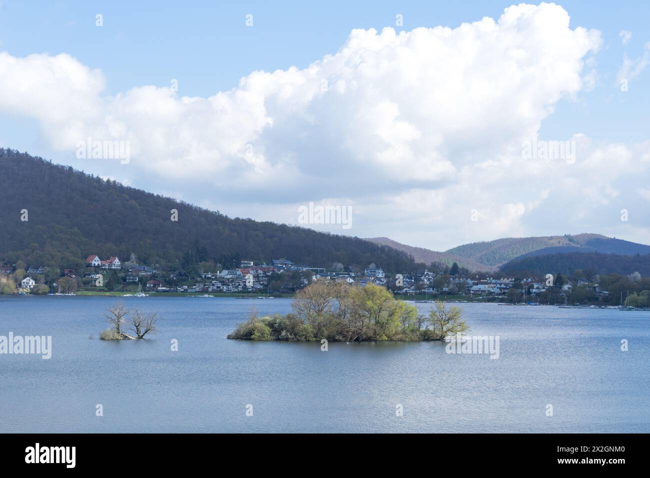 Plein de resorvoir lac Edersee au village allemand appelé Bringhausen. Banque D'Images