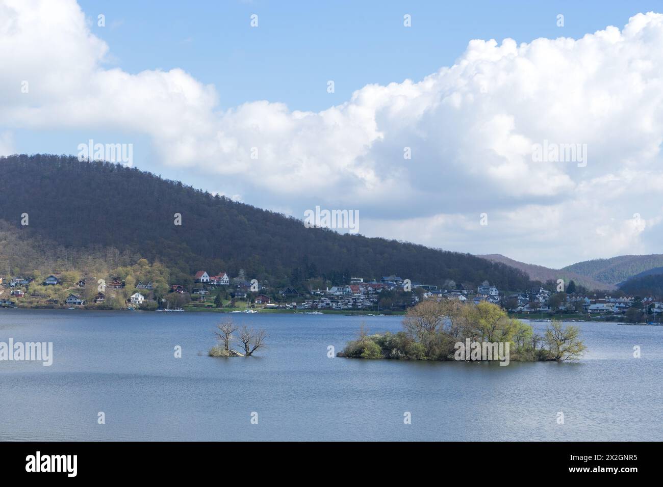 Plein de resorvoir lac Edersee au village allemand appelé Bringhausen. Banque D'Images