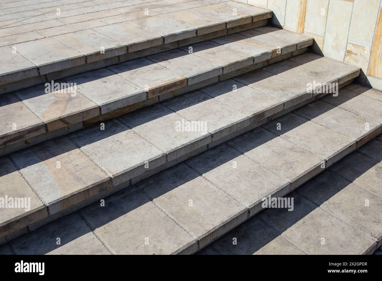 Coin des escaliers, au soleil avec des ombres d'arbres, texture abstraite Banque D'Images