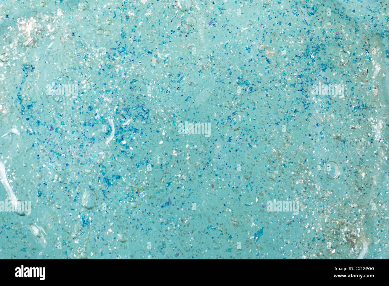 Paillettes en plastique bleu sur la structure du gel gros plan, abstrait Banque D'Images
