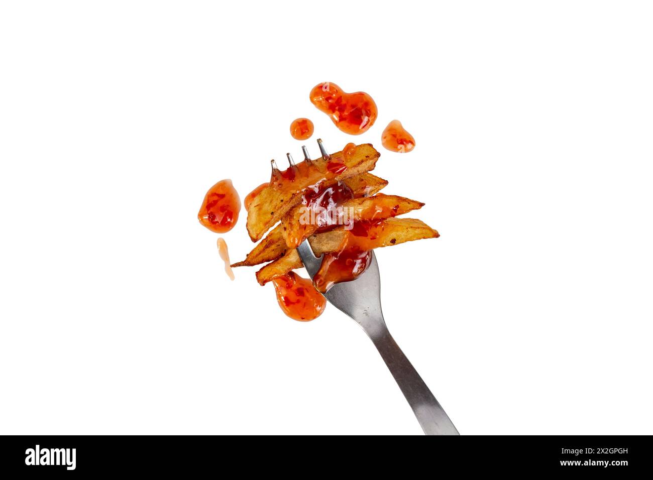 Frites sur une fourchette avec déversement de sauce Chili douce et aigre, isolé sur blanc Banque D'Images