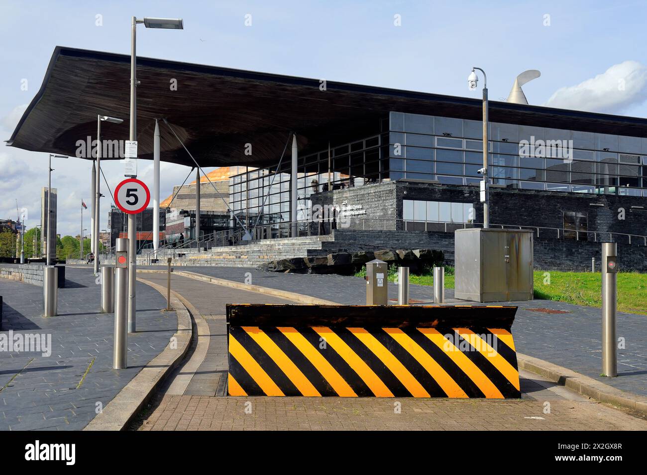 Barrage routier de sécurité devant le bâtiment du gouvernement de l'Assemblée galloise, Cardiff Bay, prise en avril 2024 Banque D'Images