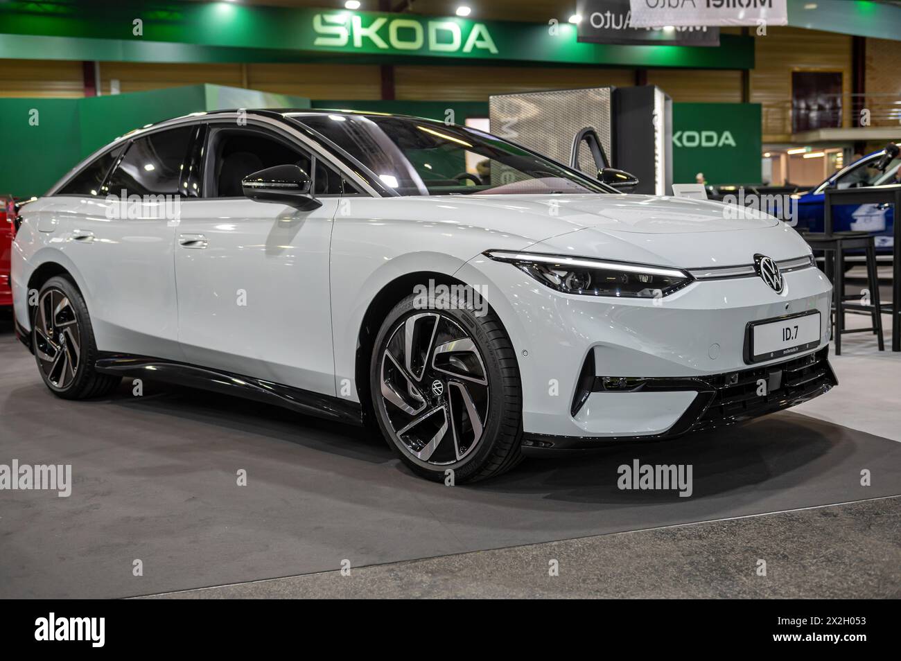 Riga, Lettonie, 19 avril 2024 : une nouvelle Volkswagen ID.7 électrique en première dans un salon de l'automobile, modèle 2024 Banque D'Images