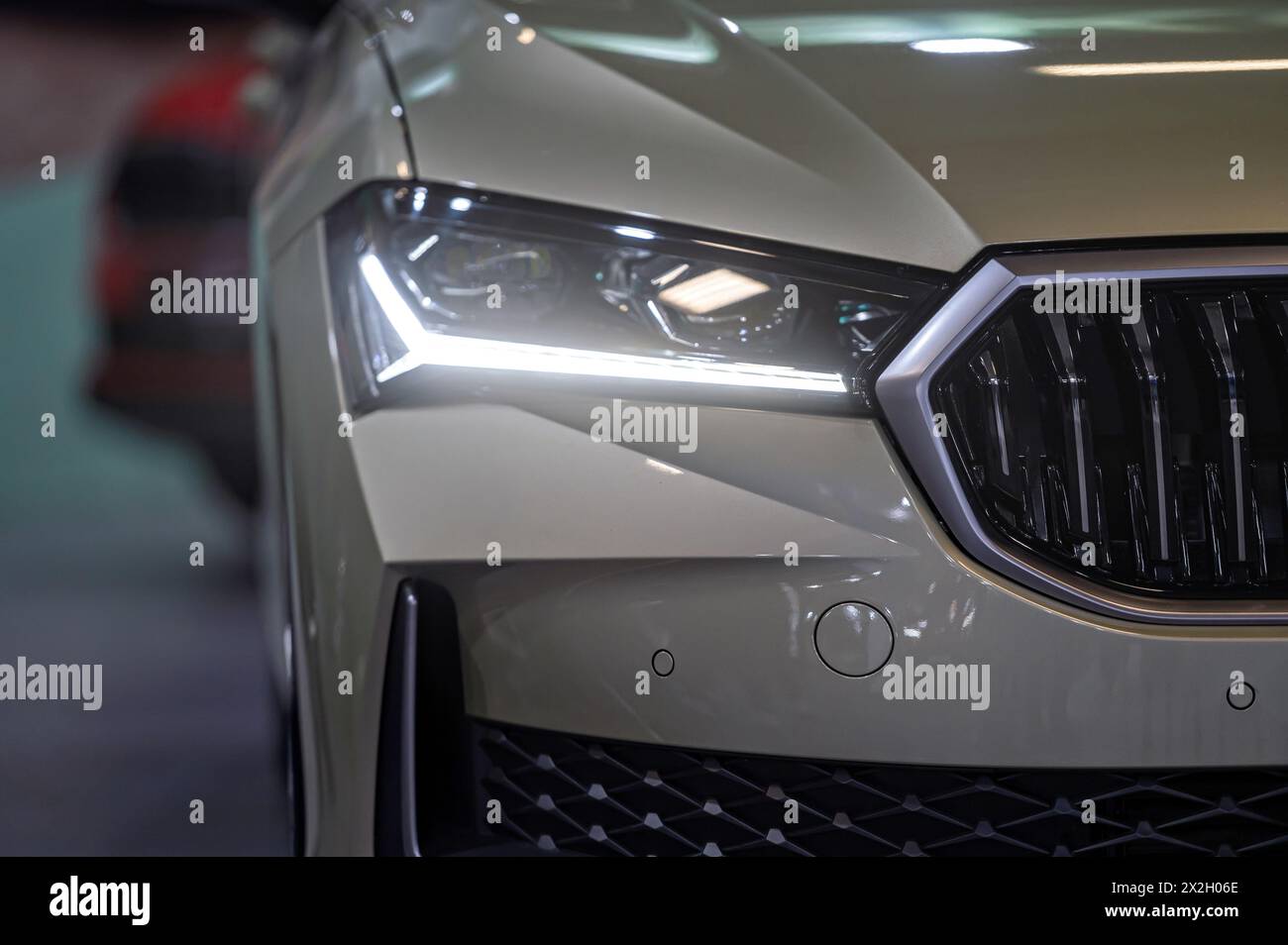 Riga, Lettonie, 19 avril 2024 : phares à LED et conception de voiture en gros plan de nev Skoda Superb, modèle 2024 Banque D'Images