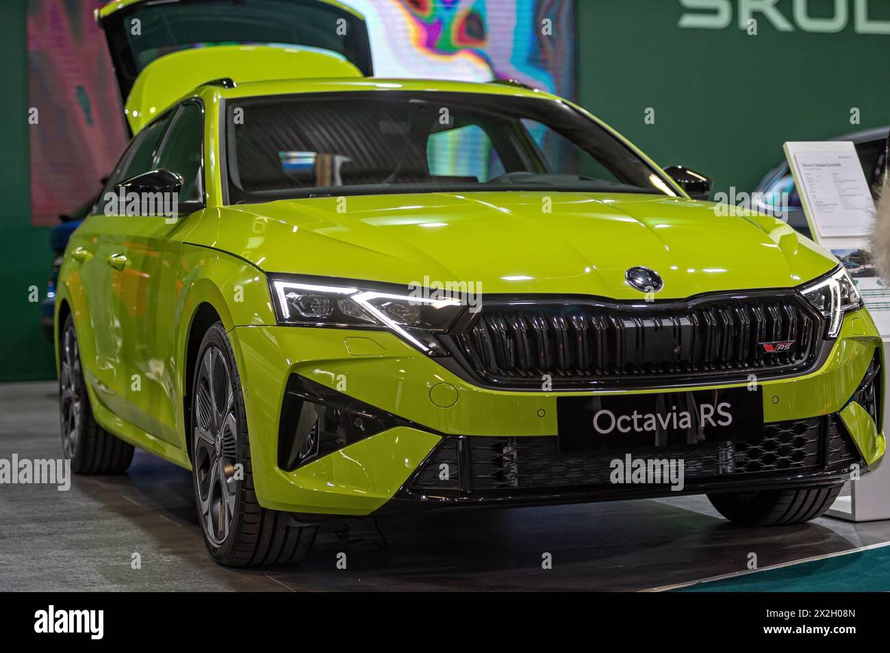 Riga, Lettonie, 19 avril 2024 : une nouvelle Skoda Octavia RS en première dans un salon automobile, modèle 2024 Banque D'Images