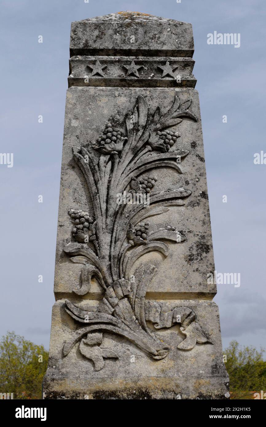 L'ancien cimetière de Robion, Provence, France, dans lequel de nombreuses tombes sont décorées de motifs sculptés pour indiquer la profession du défunt Banque D'Images