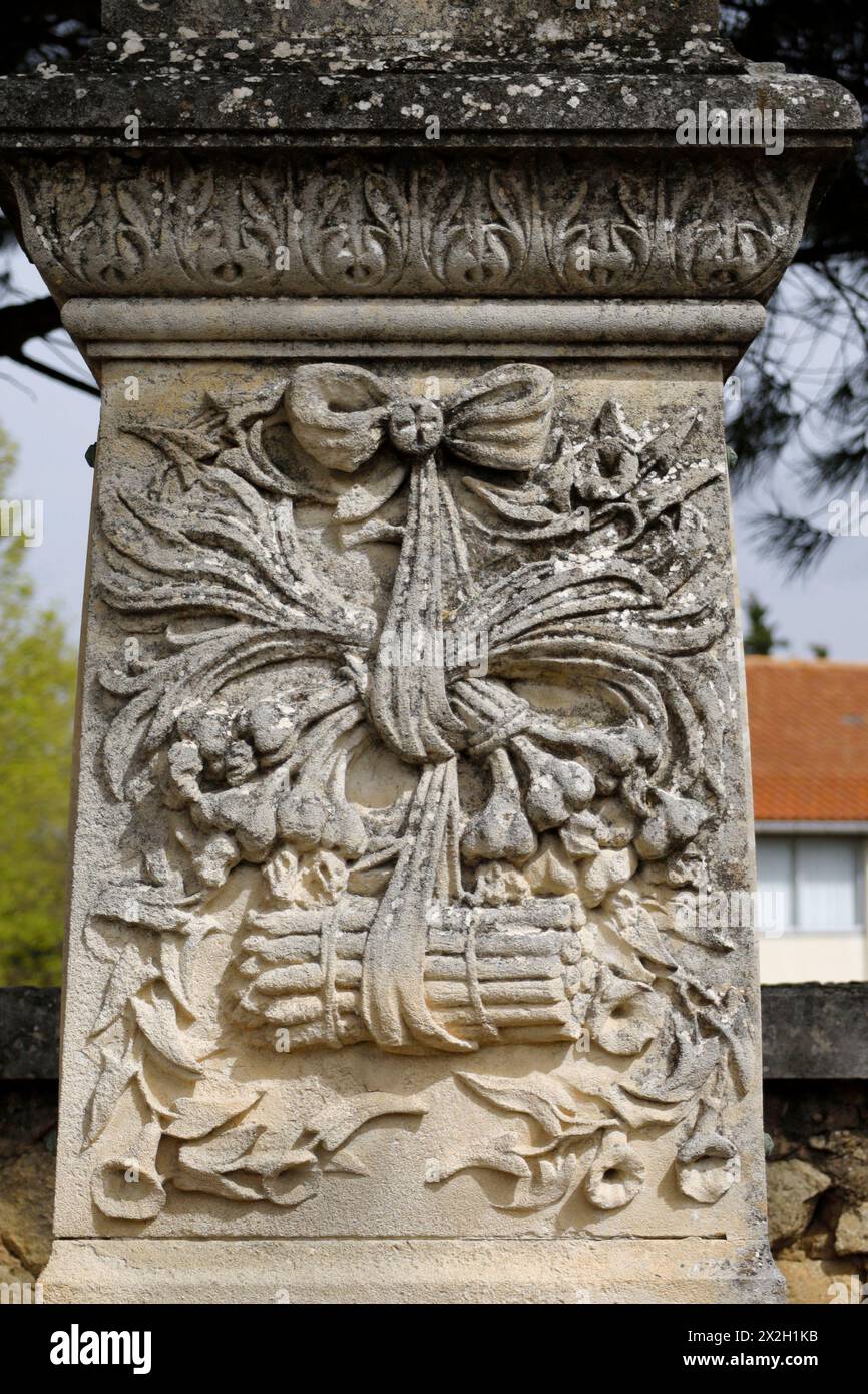 L'ancien cimetière de Robion, Provence, France, dans lequel de nombreuses tombes sont décorées de motifs sculptés pour indiquer la profession du défunt Banque D'Images