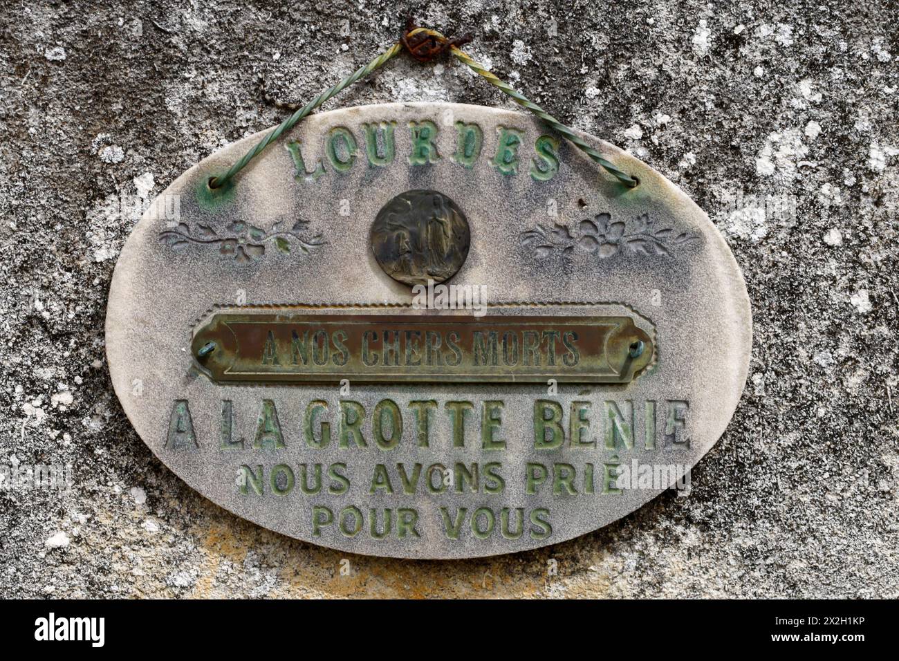Le vieux cimetière de Robion, Provence, France | décoration tombeau de Lourdes Banque D'Images