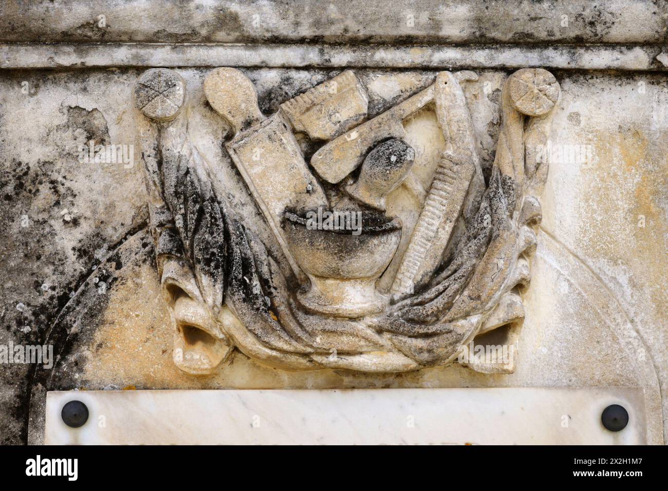 L'ancien cimetière de Robion, Provence, France, dans lequel de nombreuses tombes sont décorées de motifs sculptés pour indiquer la profession du défunt Banque D'Images