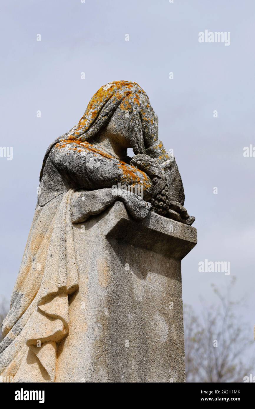 Le vieux cimetière de Robion, Provence, France | statue avec couronne représentant le chagrin Banque D'Images