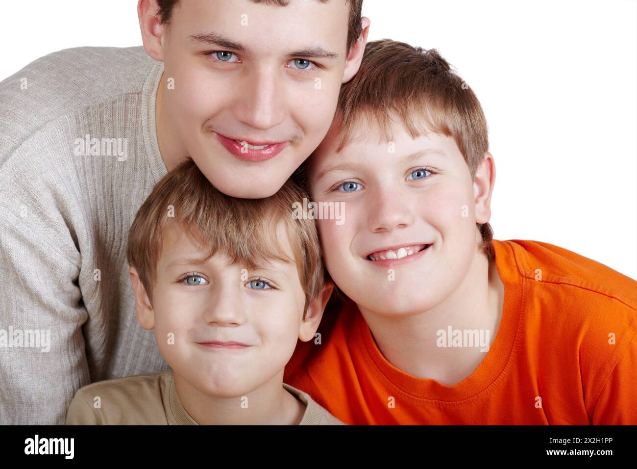 Poprtrait gros plan de trois garçons souriants en t-shirts colorés. Banque D'Images