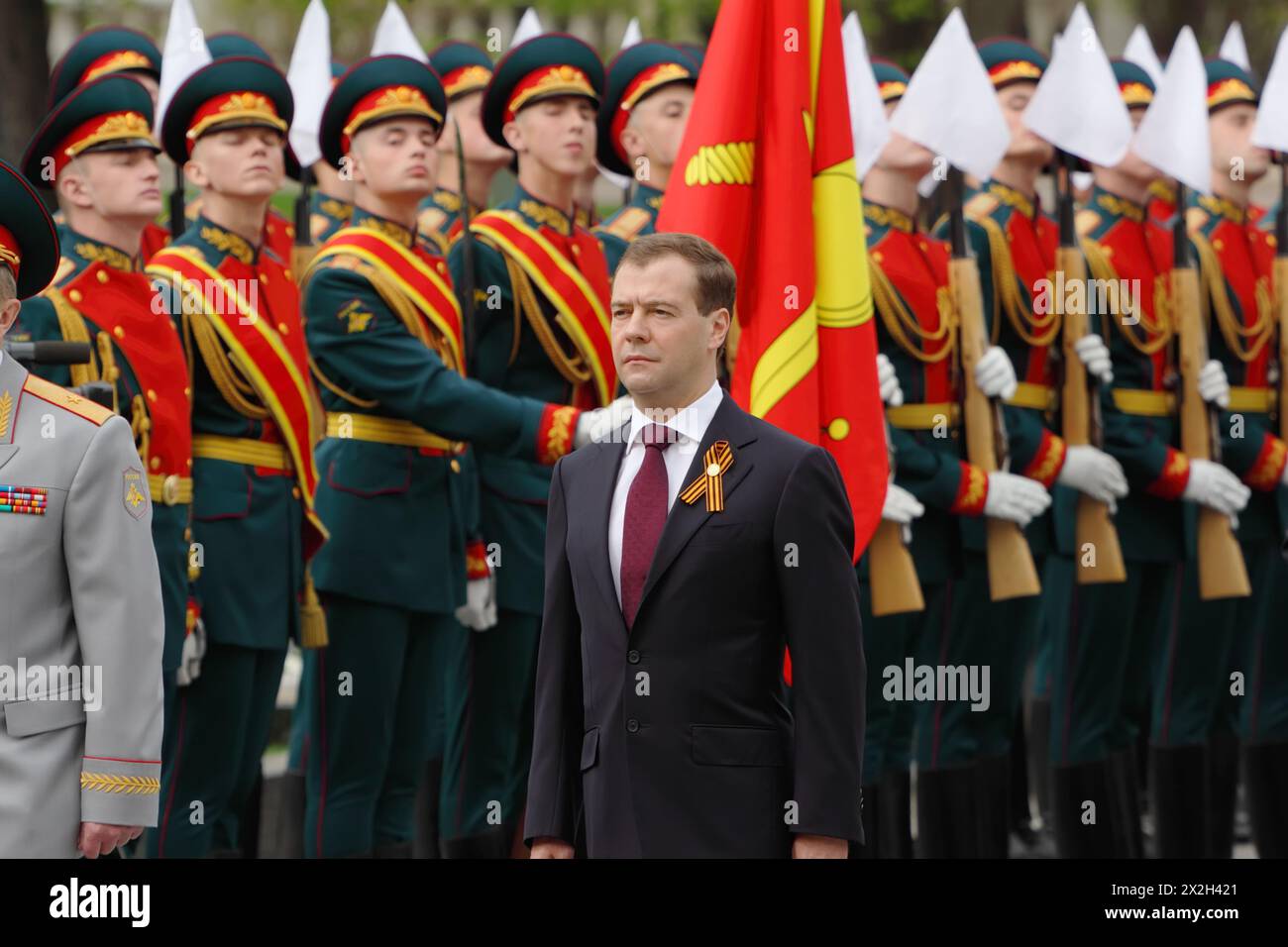 MOSCOU - 8 MAI : le président Dmitri Medvedev lors de la cérémonie de dépôt de gerbes sur la tombe du soldat inconnu le jour de la victoire, le 8 mai 2011, Moscou, Russie. Banque D'Images