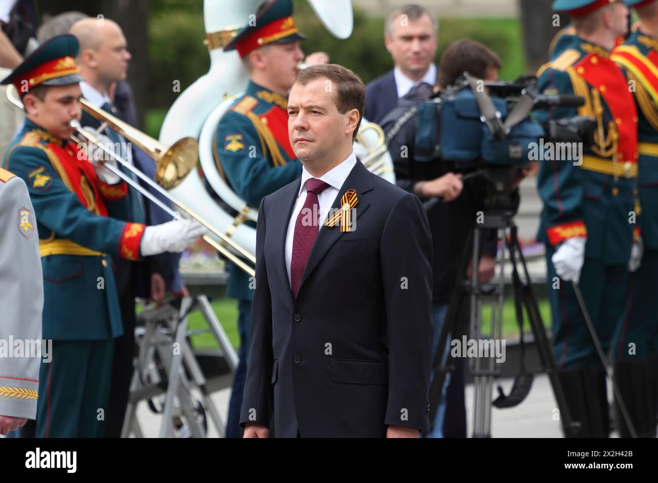 MOSCOU - 8 MAI : le président Dmitri Medvedev à la belle cérémonie de dépôt de gerbes sur la tombe du soldat inconnu le jour de la victoire, le 8 mai 2011, Moscou, Ru Banque D'Images